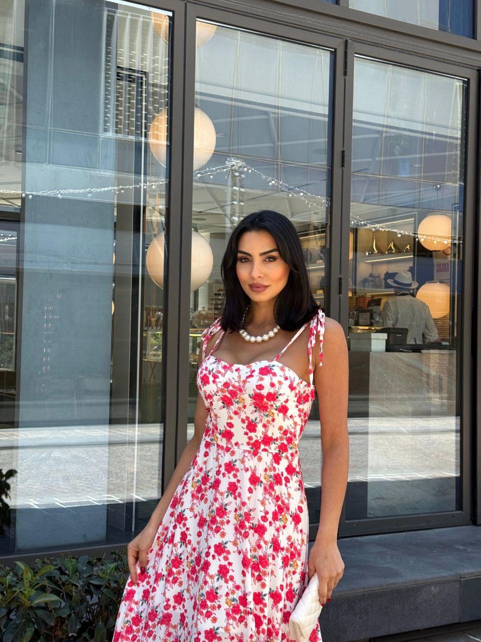 Kırmızı Çiçekli Elbise